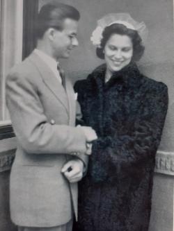 Vasadi Péter Edit feleségével az esküvőjük után a Magyar utcai otthonukban