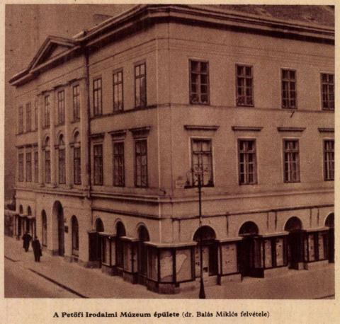 A Petőfi Irodalmi Múzeum épülete a József nádor téren (1955. Képes Magyarország, arcanum)