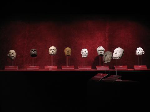 Az Áthorpadni a nemlétbe. Halotti maszk-élőmaszk című kiállítás, 2006