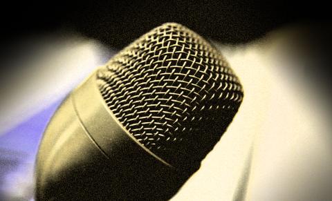 02. Professzionálisan felszerelt stúdiónkban professzionális mikrofonok segítségével rögzítjük a hangot